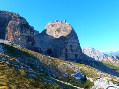 002-Blick auf die steil abfallenden Waende der Valesinella